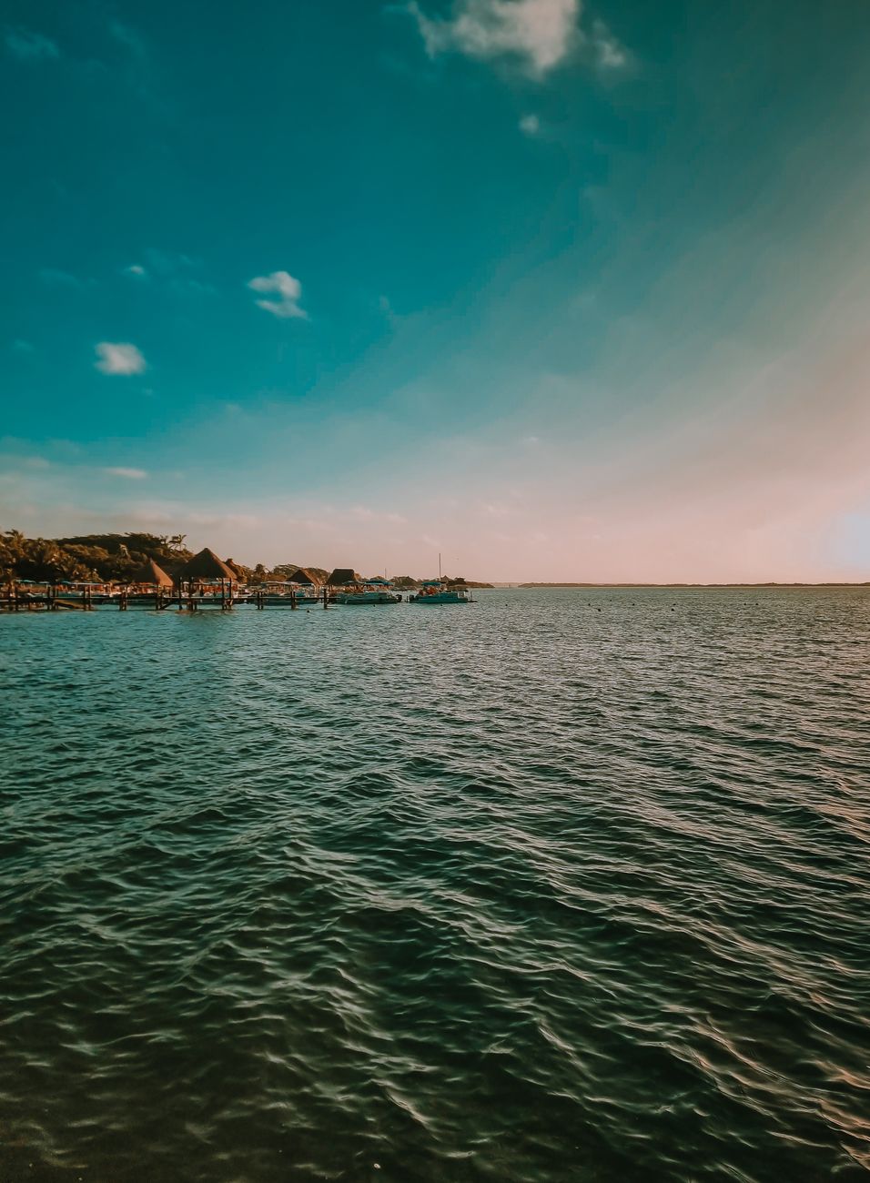 Amanecer en la Laguna de Bacalar, en México, el momento perfecto para visitarla