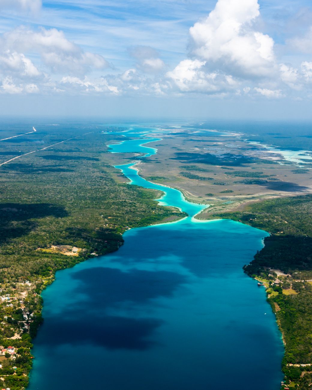 Los Rápidos de Bacalar vistos desde arriba, un canal angosto entre la vegetación